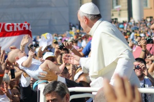 papież franciszek błogosławi dziecko